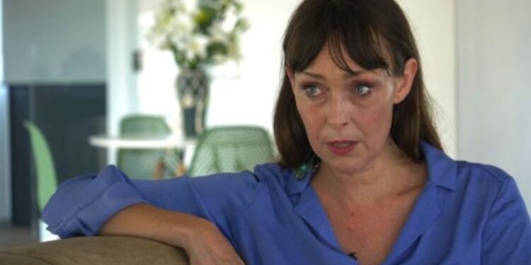 Dëshmia tronditëse e një prej të mbijetuarave të Epstein: Filloi të më prekte me forcë