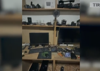 Fshihte në banesë kallashnikov dhe municion luftarak, arrestohet 48-vjeçari në Tiranë