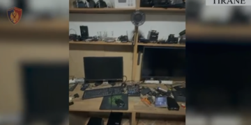 Fshihte në banesë kallashnikov dhe municion luftarak, arrestohet 48-vjeçari në Tiranë