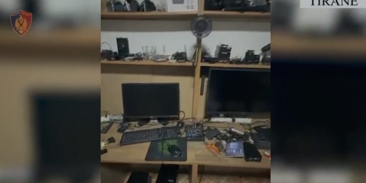 Fshihte në banesë kallashnikov dhe municion luftarak, arrestohet 48-vjeçari në Tiranë