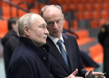 Aleati i Putinit paralajmëron fuqitë europiane: Rusia mund të përdorë marinën për të mbrojtur anijet e saj