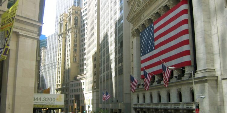 Vendimi kundër tarifave të Trump, Wall Street “merr frymë” lirisht dhe shënon rritje
