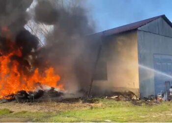 Pogradec/ Magazina përfshihet nga zjarri, flakët u përhapën nga djegia e disa gomave jashtë objektit