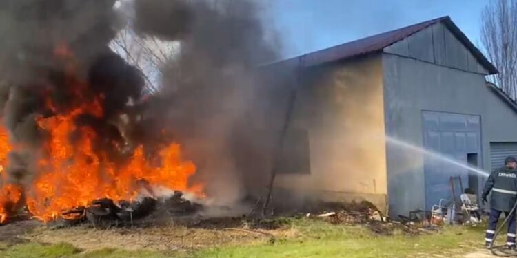 Pogradec/ Magazina përfshihet nga zjarri, flakët u përhapën nga djegia e disa gomave jashtë objektit