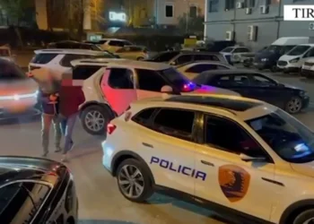 Transportonin emigrantë të paligjshëm drejt Italisë për 2500 euro, arrestohen tre persona në Tiranë