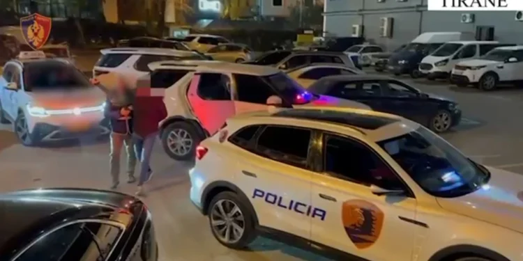 Transportonin emigrantë të paligjshëm drejt Italisë për 2500 euro, arrestohen tre persona në Tiranë