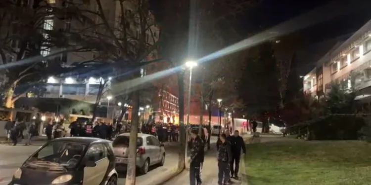 Sulmi me molotovë dhe përplasjet me policinë, blutë nisin shoqërimet e para të protestuesve