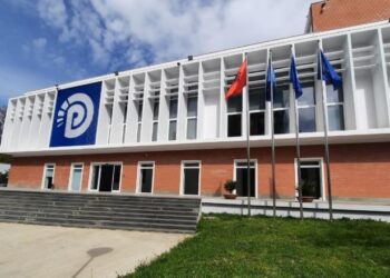 Thellohet përçarja në PD! Pas përjashtimeve në Durrës, një tjetër demokrat “goditet” nga Sali Berisha dhe Edi Paloka