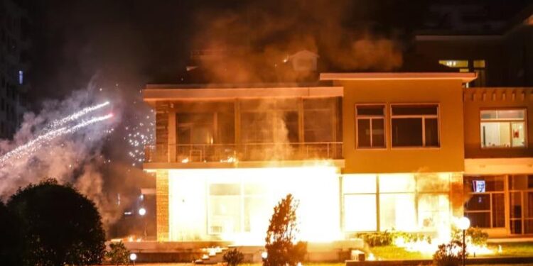 “E papranueshme”, edhe ambasada e Gjermanisë në Shqipëri reagon pas sulmit me molotovë në ‘Vilën 31’