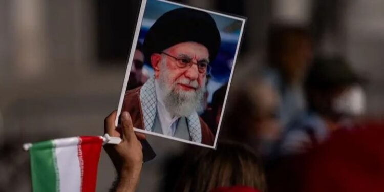 Shtyhet ceremonia për varrimin e Khameneit