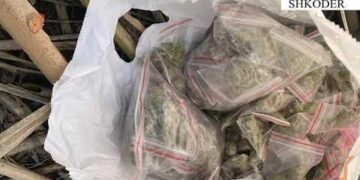 Porosia e dështuar! U nisën me motor për të shpërndarë drogë, policia u gjen edhe arsenalin e armëve
