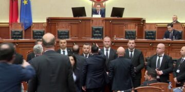 “O burr legen, je mësuar me ku*vat në partinë tënde”/ Bardhi e Balla përplasen në Kuvend: Numrin 0900 e ka jot motër!