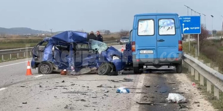 Aksident i rëndë në aksin Levan-Tepelenë, humb jetën 39-vjeçarja, plagosen 2 persona të tjerë