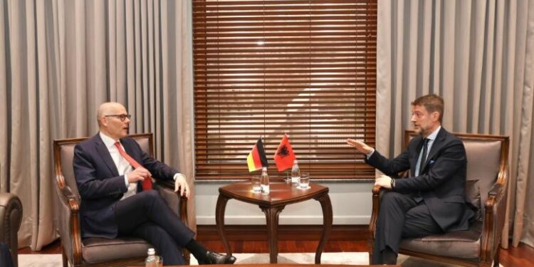 Ministri Hoxha pret anëtarin e Bundestagut Peter Beyer: Gjermania mbështetje të vazhdueshme për integrimin evropian të Shqipërisë
