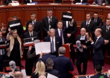 Kuvendi rrëzon me 82 vota kërkesën e SPAK për Ballukun! PD bllokon foltoren, por seanca mbyllet