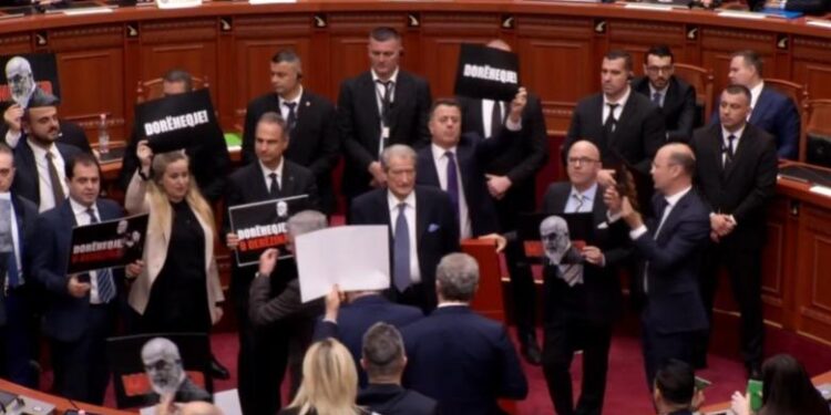 Kuvendi rrëzon me 82 vota kërkesën e SPAK për Ballukun! PD bllokon foltoren, por seanca mbyllet