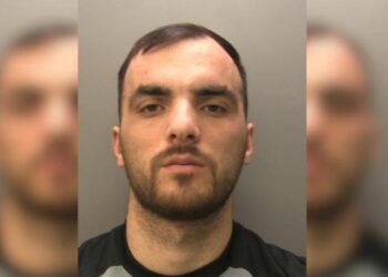 Pagoi 10 mijë euro për të hyrë ilegalisht në Angli, 24 vjeçari shqiptar arrestohet në një ‘shtëpi bari’ me vlerë 100 mijë paund