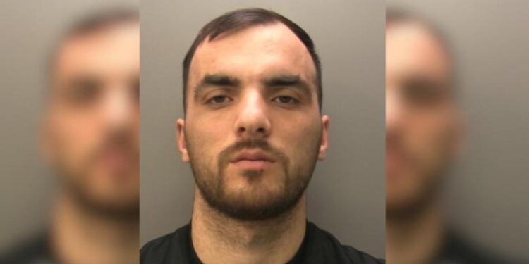 Pagoi 10 mijë euro për të hyrë ilegalisht në Angli, 24 vjeçari shqiptar arrestohet në një ‘shtëpi bari’ me vlerë 100 mijë paund