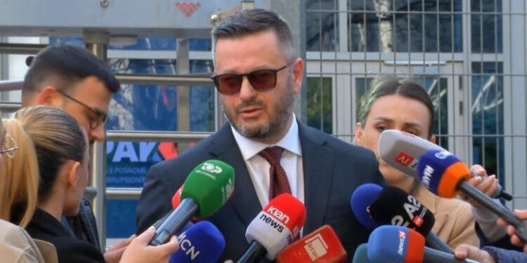 Gjyqi ndaj Veliajt, avokati Ndreca: Kërkojmë dorëzimin e akteve hetimore për të garantuar mbrojtjen! OPGJ u futën në qelinë e kryebashkiakut pa e njoftuar