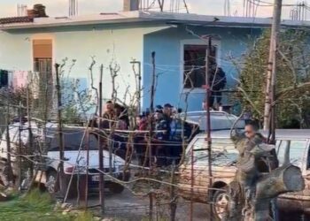 Viktimat u gjetën në shtrat! Pse policia shkoi në banesën e çiftit disa ditë më parë
