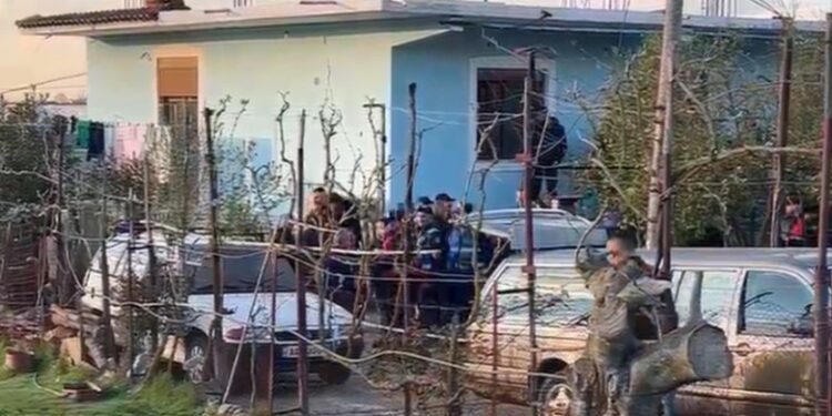 Viktimat u gjetën në shtrat! Pse policia shkoi në banesën e çiftit disa ditë më parë