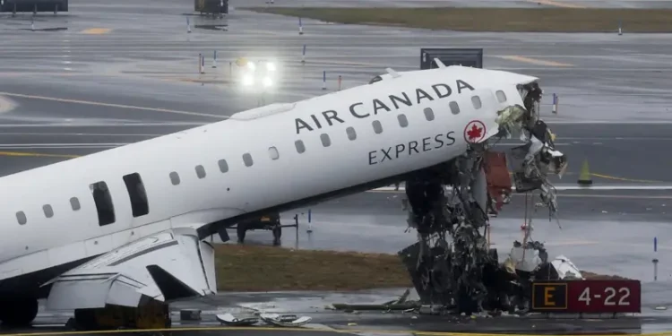 Një stjuardesë u gjet e gjallë, detaje nga përplasja e frikshme në aeroportin LaGuardia ku humbën jetën 2 pilotët