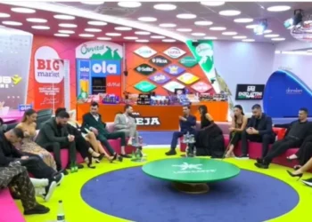 Kur ekrani shpërblen injorancën dhe shoqëria e pranon atë si spektakël