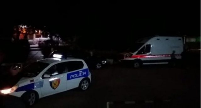 Aksident në aksin “Manëz–Durrës”, 24-vjeçari përplaset me automjetin e parkuar, dërgohet në spital