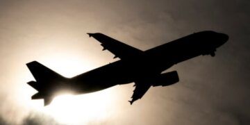 Kaosi me fluturimet/ Të pasurit po paguajnë deri në 350,000 dollarë për t’u larguar nga Lindja e Mesme me charter