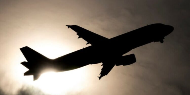 Kaosi me fluturimet/ Të pasurit po paguajnë deri në 350,000 dollarë për t’u larguar nga Lindja e Mesme me charter