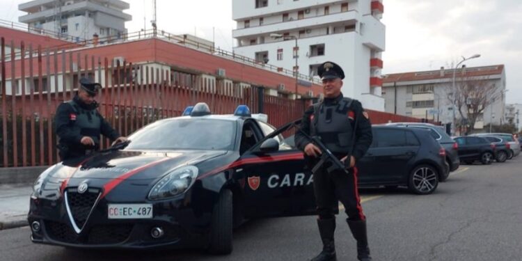 I kërkoi divorcin, 43-vjeçari shqiptar përndjek gruan në Itali dhe tenton ta vrasë me thikë