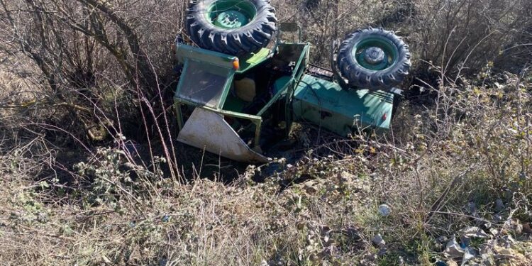 Traktori humb kontrollin dhe del nga rruga në Kolonjë, plagoset drejtuesi i mjetit