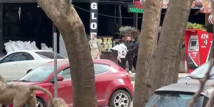 Sherr mes disa të rinjve në Vlorë, konflikti përshkallëzohet në përplasje fizike (VIDEO)