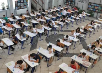 Bie numri i maturantëve edhe këtë vit, teste të veçanta për ata me aftësi ndryshe