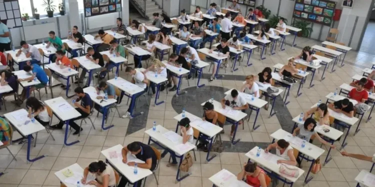 Bie numri i maturantëve edhe këtë vit, teste të veçanta për ata me aftësi ndryshe