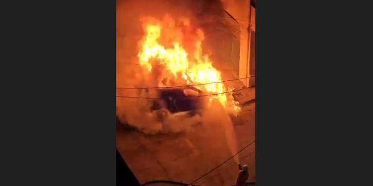 Digjen dy automjete pas mesnate, dyshohet zjarrvënie e qëllimshme