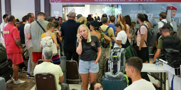 Sulmet në Lindjen e Mesme sjellin kaos, kompanitë ajrore vijojnë me anulime dhe devijime fluturimesh
