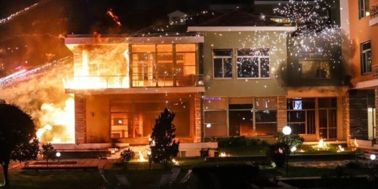 Gjykata liron 4 protestuesit e Berishës, që i vunë zjarrin Vilës 31 dhe dhunuan policët