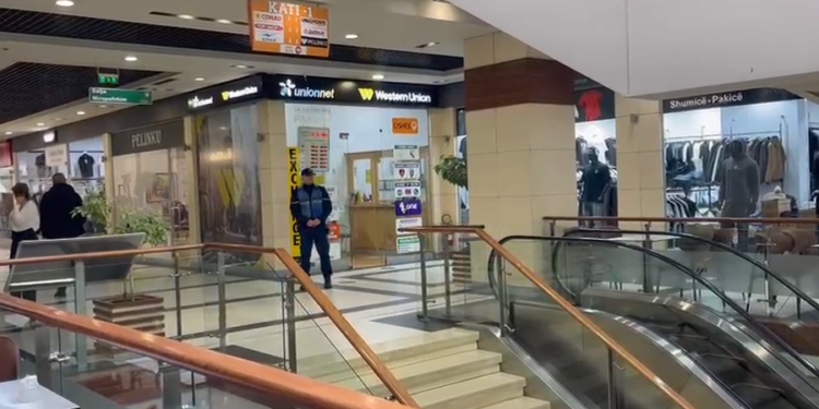 Grabitet një pikë e këmbimit valutor në Tiranë, pamjet e autorit të armatosur