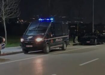 Policia blindon Vlorën, kontrolle të befasishme në automjete e persona të dyshimtë