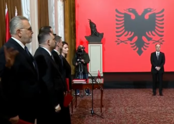 Nis ceremonia e betimit të 7 ministrave të rinj te Presidenti Begaj