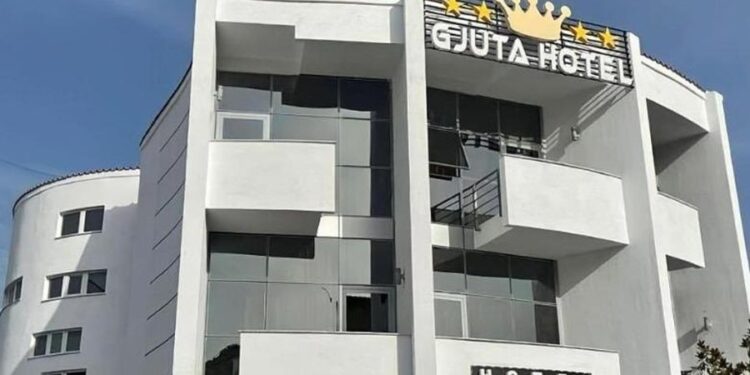 Plagosja e 18-vjeçares në hotel/ Ishin në kërkim nga policia, arrestohen dy anëtarë të fisit Gjuta