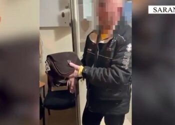 Gjeti çantën me 17 mijë dollarë, qytetari e dorëzon në Policinë e Sarandës