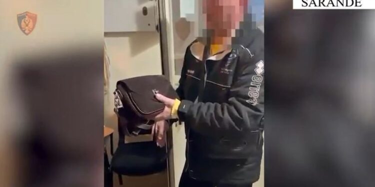 Gjeti çantën me 17 mijë dollarë, qytetari e dorëzon në Policinë e Sarandës