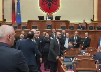 “Bllokuan foltoren”, PS kërkon përjashtimin e Bardhit dhe Balliut nga Kuvendi