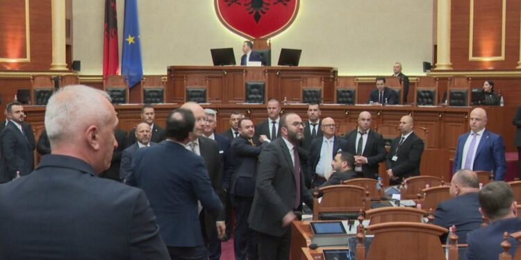 “Bllokuan foltoren”, PS kërkon përjashtimin e Bardhit dhe Balliut nga Kuvendi