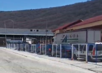 Radhë të gjata në Kapshticë, qytetarët presin mbi 2 orë për të kaluar kufirin