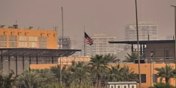 Pas sulmit me raketë, Ambasada e SHBA-ve në Bagdad kërkon largimin e amerikanëve nga Iraku