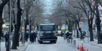 Protesta e opozitës, policia vendos autobot me ujë pranë vilës 31 për parandalimin e incidenteve të mundshme