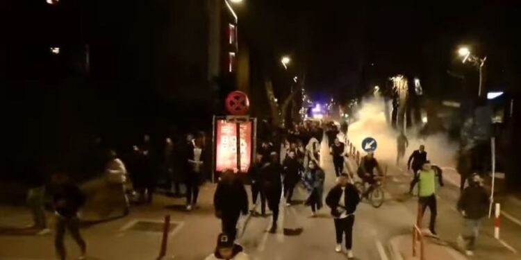 Protesta e opozitës, Policia: 6 efektivë të lënduar, 20 qytetarë të shoqëruar